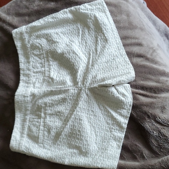 Banana Republic Hampton Eyelet Textured Shorts White Sz: 8, EUC - Picture 2 of 8